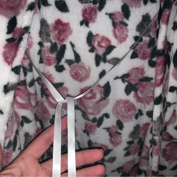 Women’s L DAYDREAM by BERKSHIRE HOME Gorgeous Fuzzy Fleece Wrap Robe Roses EXC - Picture 13 of 15